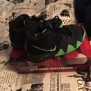 Kyrie 4 Halloween gs (rare)